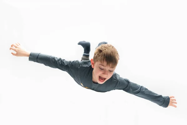 Jongen Vliegt Als Een Vliegtuig Geïsoleerd Witte Achtergrond Vliegen Een — Stockfoto