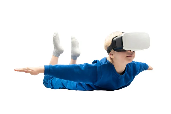 Хлопчик Летить Окулярах Віртуальної Реальності Ізольовано Білому Тлі Концепція Відеоігор — стокове фото