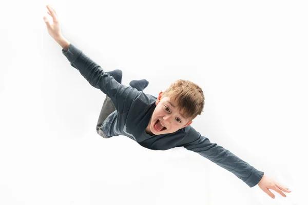 Jongen Vliegt Als Een Vliegtuig Vliegen Een Droom Witte Achtergrond — Stockfoto