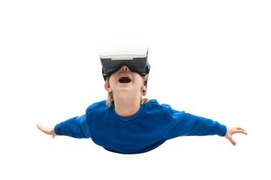 Mutlu çocuk sanal gerçeklik gözlükleriyle süzülüyor. Beyaz arka planda izole edilmiş. Sanal gerçeklik oyunları.