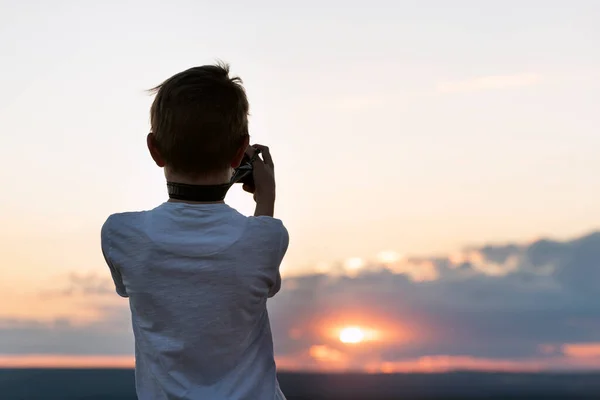 Çocuk Gün Batımını Çekiyor Arka Planda Kamera Olan Bir Çocuk — Stok fotoğraf