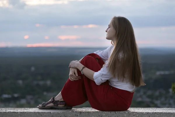 Portrait Young Woman Side View Panoramic Platform — Stock Photo, Image