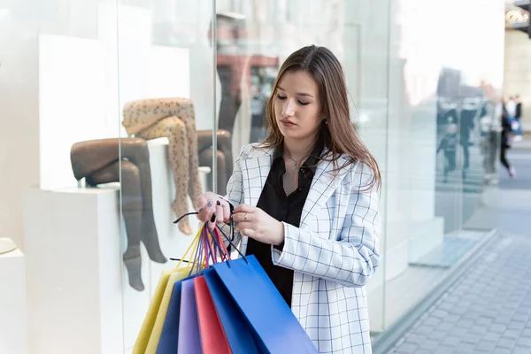 Mujer Joven Centro Comercial Con Bolsas Compras Multicolores Ventana Caso —  Fotos de Stock