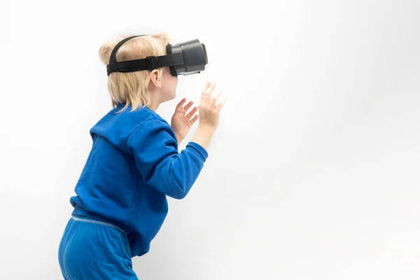 Дитина Грає Гру Віртуальної Реальності Хлопчик Окулярах Білий Фон — стокове фото
