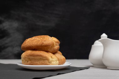 Bol ev yapımı ekler ve çay içme aletleri. Fransız geleneksel pişirme.