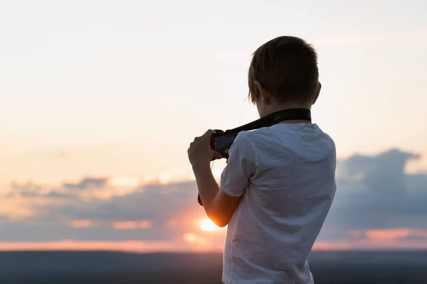 Αγόρι Φωτογραφίζει Ηλιοβασίλεμα Παιδί Κάμερα Στη Ρύθμιση Του Ηλιακού Υποβάθρου — Φωτογραφία Αρχείου