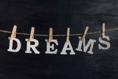 Siyah arka planda mandalları olan kelime rüyaları. Rüya görselleştirme.