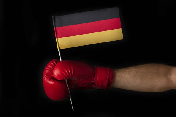 Boxerhand Hält Deutschland Fahne Boxhandschuh Mit Der Deutschen Fahne Schwarzer — Stockfoto