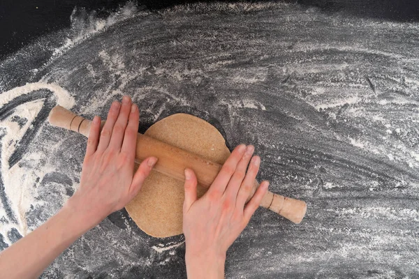 Les Mains Des Femmes Déroulent Pâte Pour Les Biscuits Sablés — Photo