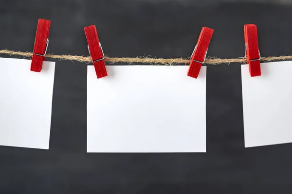 Tarjetas Papel Blanco Cuelgan Con Pinzas Ropa Cuerda Sobre Fondo —  Fotos de Stock