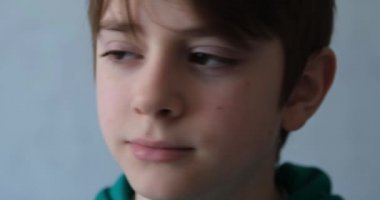 Sevimli genç çocuk döner ve kameraya bakar. Genç yakışıklı bir adamın portresi. Kameraya bir bak.