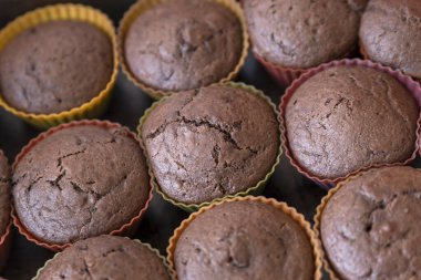 Çikolatalı kek yapma süreci. Ev yapımı pişirme..