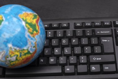 Bilgisayar klavyesindeki dünya. Küresel bilgisayar sektörü. Çevrim içi seyahat.