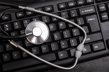 Bilgisayar klavyesinde steteskop. İnternetten bir doktora danışıyorum. Bilgisayar anti-virüs koruma ve hizmet