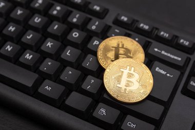 Bilgisayar klavyesindeki altın Bitcoin 'ler kapanıyor. Elektronik sanal para ve madencilik kripto para birimi kavramı