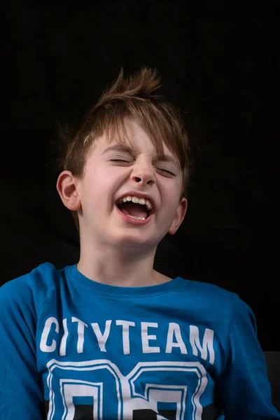 Portret Van Lachende Jongen Zwarte Achtergrond Gelukkige Schooljongen Verticaal Frame — Stockfoto