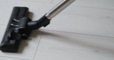 Süpürme. Yerleri elektrikli süpürgeyle temizle. Parke yerlerini temizliyorum.. 