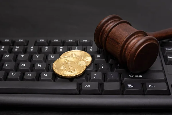 Монета Биткойн Судьей Молотком Клавиатуре Судебный Процесс Онлайн Мошенничество Криптовалютах — стоковое фото