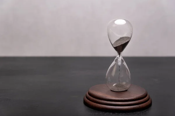 Скляний Пісочний Годинник Підставці Час Закінчується Управління Часом Місце Тексту — стокове фото