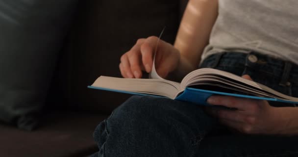 女孩拿着纸质书,翻开床单.年轻的女人看书。慢动作. — 图库视频影像