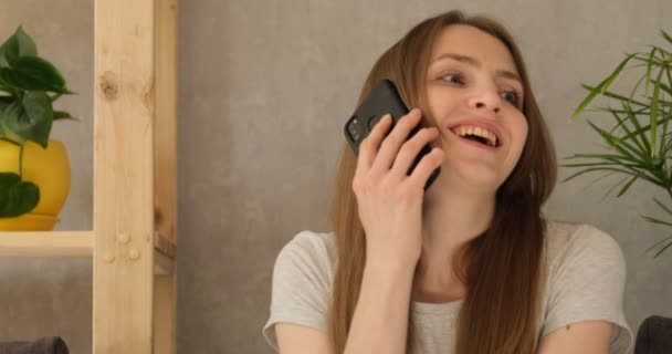Belle jeune femme parlant sur téléphone portable et souriant. — Video