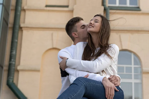 Jovem Feliz Casal Amoroso Abraçando Fundo Arquitetura Urbana Cara Beijando — Fotografia de Stock