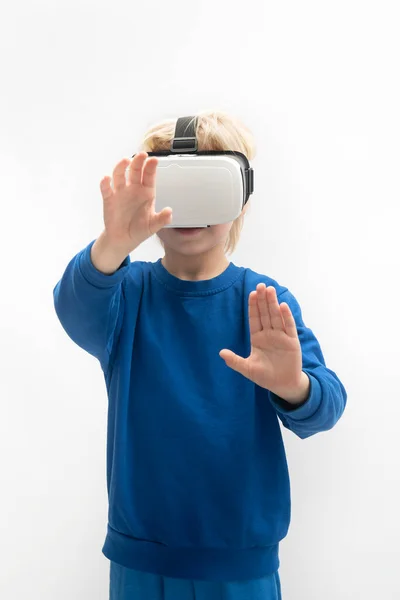 Дитина Окулярах Грає Гру Віртуальної Реальності Ізольовані Білому Тлі Вертикальна — стокове фото