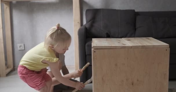Kis testvér és testvér festőasztal. A gyerekek segítenek a műhelyben. Gyerekjavító asztal. — Stock videók