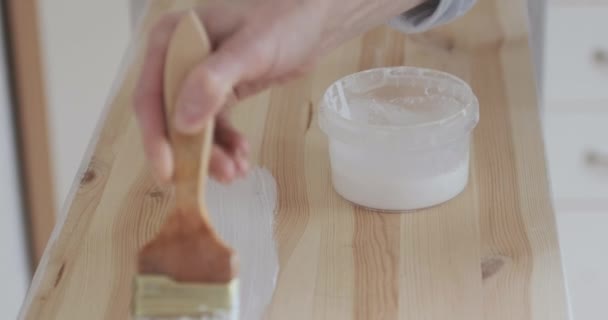 Process att måla trä med pensel. Förbered träytan. Snickeriverkstad. — Stockvideo