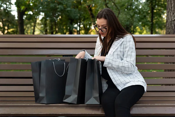 Woman Sits Bench Looks Shopping Bags Tiresome Shopping Black Friday — Fotografia de Stock