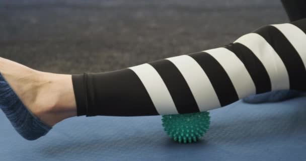 Wadenfaszienmassage mit Ball für MFR. Rollen, um die Wadenmuskulatur auszurollen. Myofasziale Freisetzung. — Stockvideo