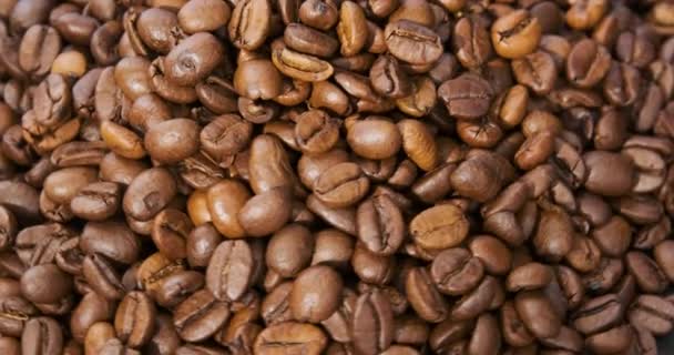 Roasted aromatic coffee beans. Grain coffee. Close up. Top view. Rotating video. Loop motion. — Stock Video