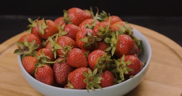 Fraises mûres dans un bol. Baies rouges saisonnières. Fraises maison. Vidéo tournante. Mouvement de boucle. — Video