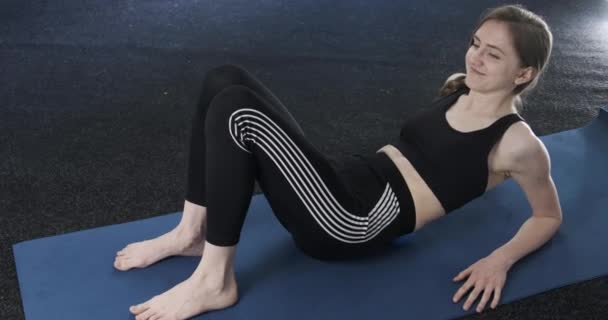 Fitnesstrainerin mit Massagewerkzeug für die myofasziale Therapie. Junge Frau tut Körpermassage durch myofasziale Rolle. — Stockvideo