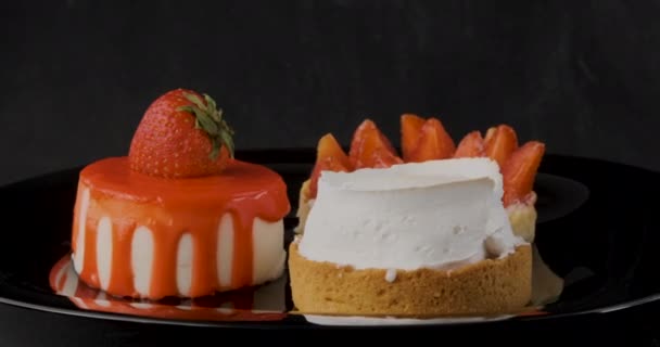 Kuchen auf Teller drehen sich gegen den Uhrzeigersinn. Fruchtdesserts. Süßwaren. Schleifenbewegung. — Stockvideo