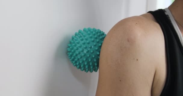 Massera axelmusklerna med boll. Rulla för sjukgymnastik. Närbild. Massageboll för avkoppling av fascia. — Stockvideo
