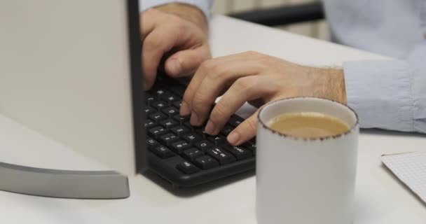 男人在键盘上打字。失明的十个手指拨号。办公室经理在工作期间。靠近点 — 图库视频影像