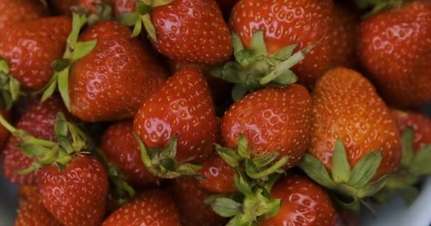 Fresas rojas maduras recién cosechadas de cerca. Frutas de verano. Rotación de vídeo. Movimiento de bucle. Macro. — Vídeos de Stock