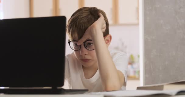 孩子在家附近的笔记本电脑在远程学习。在线课程。男孩子在电脑前做作业. — 图库视频影像