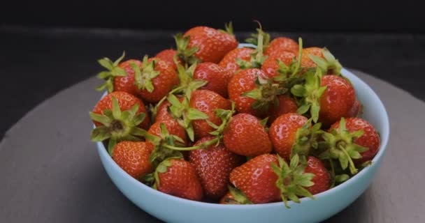 Fresas frescas y apetitosas en plato sobre fondo gris. Baya roja estacional. Rotación de vídeo. Movimiento de bucle. — Vídeos de Stock