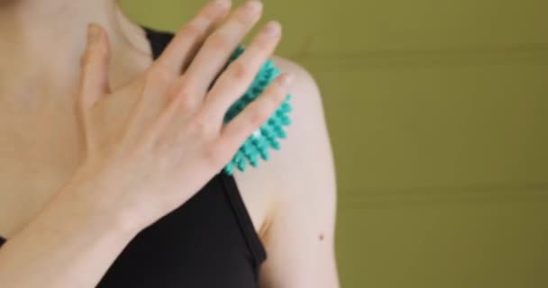 Self-massage of the shoulder ball for the massage. Girl makes a myofascial release of the shoulder joint. Relaxing muscles — Stock Video