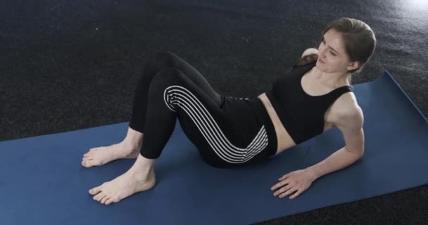 Fitness edző használ masszázs eszköz myofascial terápia. A fiatal nő hátmasszázst végez a myofascial rollertől. Önmasszázs — Stock videók
