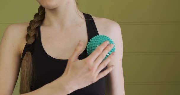 Νεαρή γυναίκα κάνει ένα αυτο-μασάζ στον ώμο μπάλα για ένα myofascial απελευθέρωση. Μυϊκή χαλάρωση, αυτο-μασάζ — Αρχείο Βίντεο