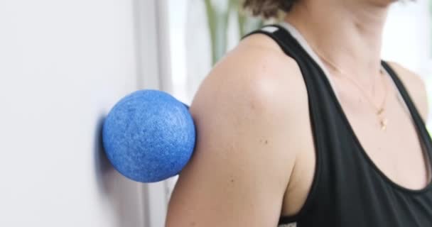 Libération myofasciale avec boule de mousse. Équipement d'exercice pour l'auto-massage. Massage des mains et des omoplates à l'aide de rouleaux MFR. — Video