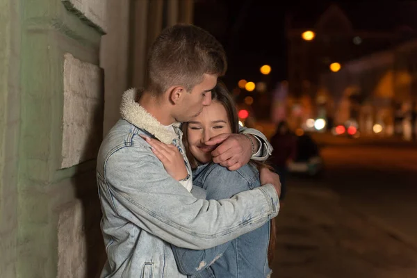 Glückliches Junges Paar Umarmt Sich Abends Großstadt Hintergrund Guy Umarmt — Stockfoto