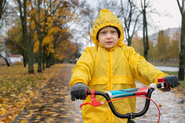 Egy Komoly Óvodás Portréja Sárga Esőkabátban Fiú Biciklizik Egy Őszi — Stock Fotó