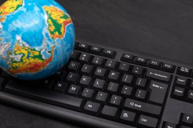 Bilgisayar klavyesindeki dünya. Çevrimiçi servisler aracılığıyla dünyayı dolaşmak. Online rezervasyon.