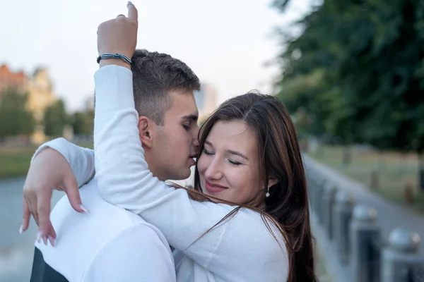 Portrait Young Couple Gentle Hugs City Backdrop Romantic Date Young — Stockfoto