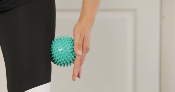 Žena používající masážní nástroj pro myofáziální terapii stehenních svalů. Samomasáž. Masážní koule pro uvolnění svalů. — Stock video