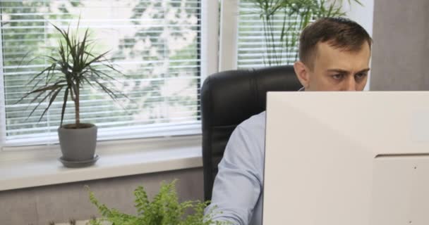 Manlig advokat arbetar på sitt kontor och tittar noga på monitorn. Kontorsarbetare arbetar vid datorn. — Stockvideo